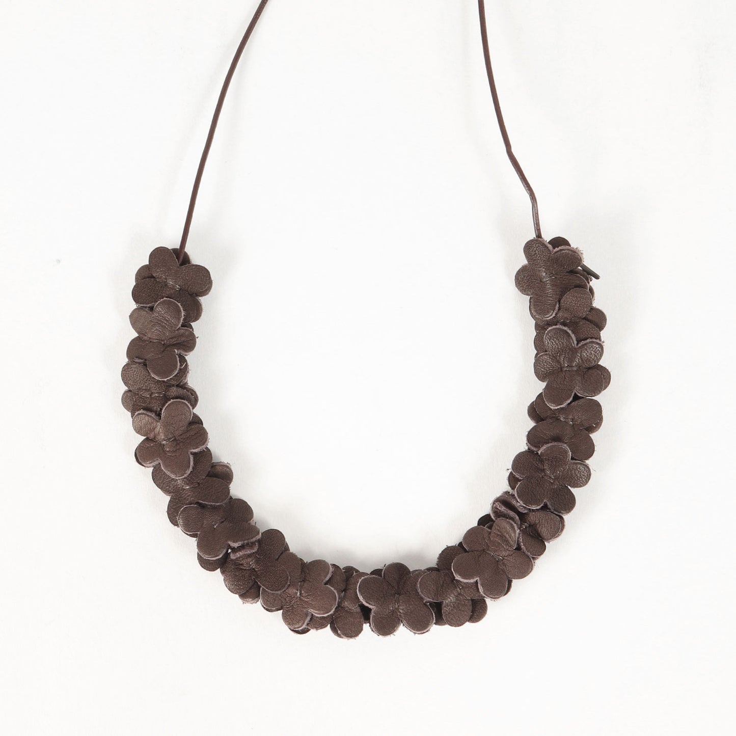 レザーの小花ネックレス / チョーカー リボン チャーム ビーズ