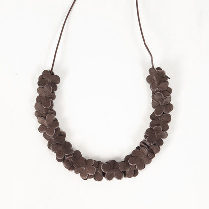 レザーの小花ネックレス / チョーカー リボン チャーム ビーズ