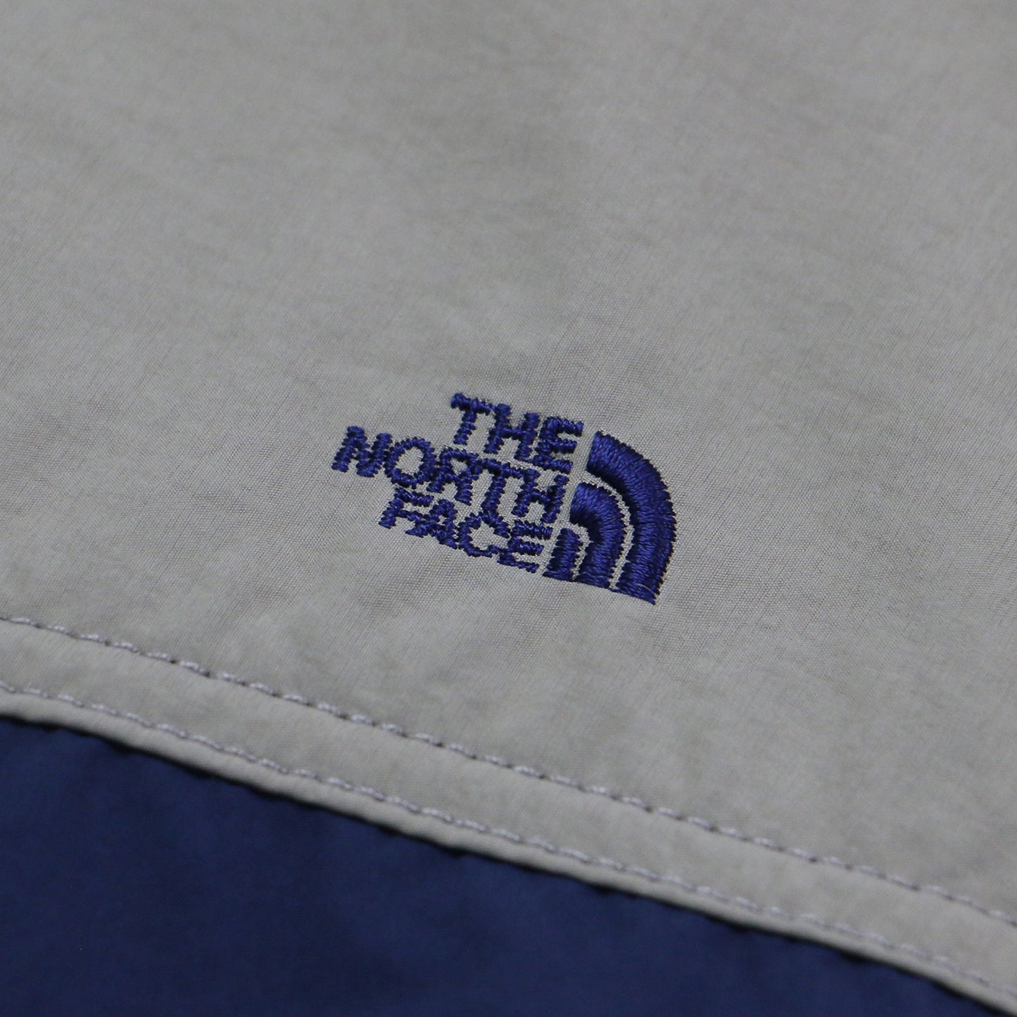 バイカラー フード付き マウンテンパーカー / ナイロンジャケット 長袖 ラグラン ドローコード ロゴ 刺繍