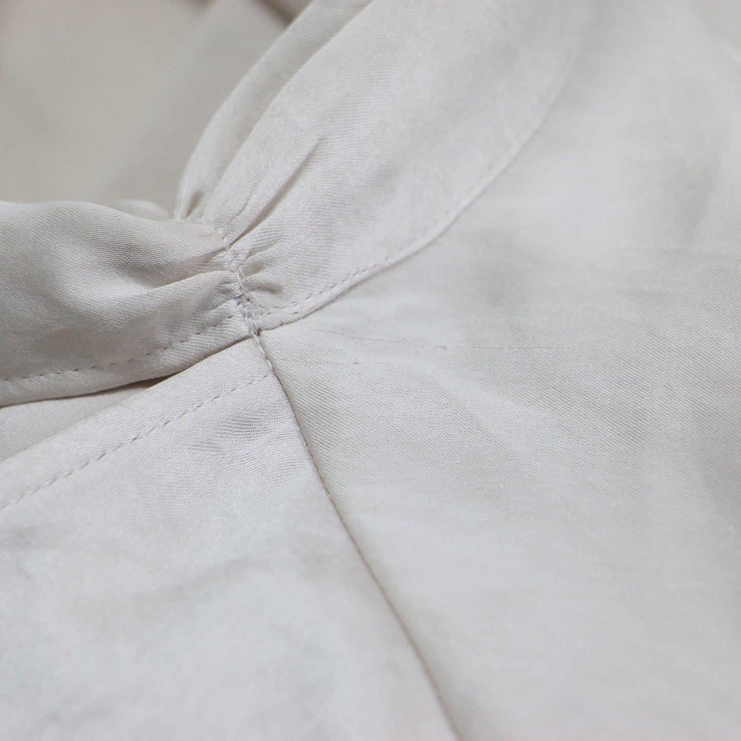 25春夏 ミューズサテン ボウタイ ブラウス / シャツ Vネック フレンチスリーブ スリット サテン