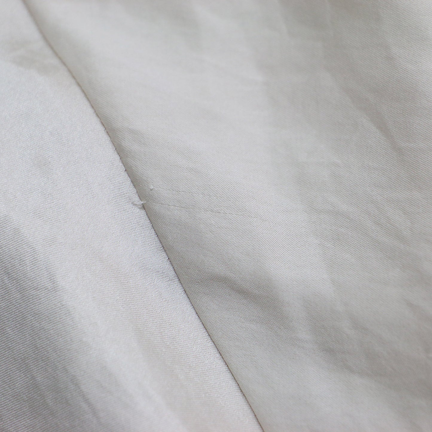 25春夏 ミューズサテン ボウタイ ブラウス / シャツ Vネック フレンチスリーブ スリット サテン