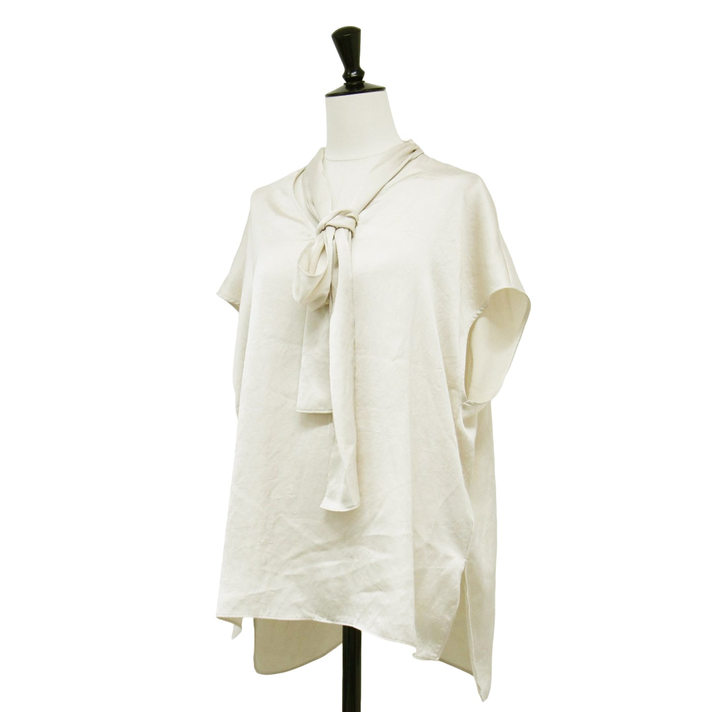 25春夏 ミューズサテン ボウタイ ブラウス / シャツ Vネック フレンチスリーブ スリット サテン