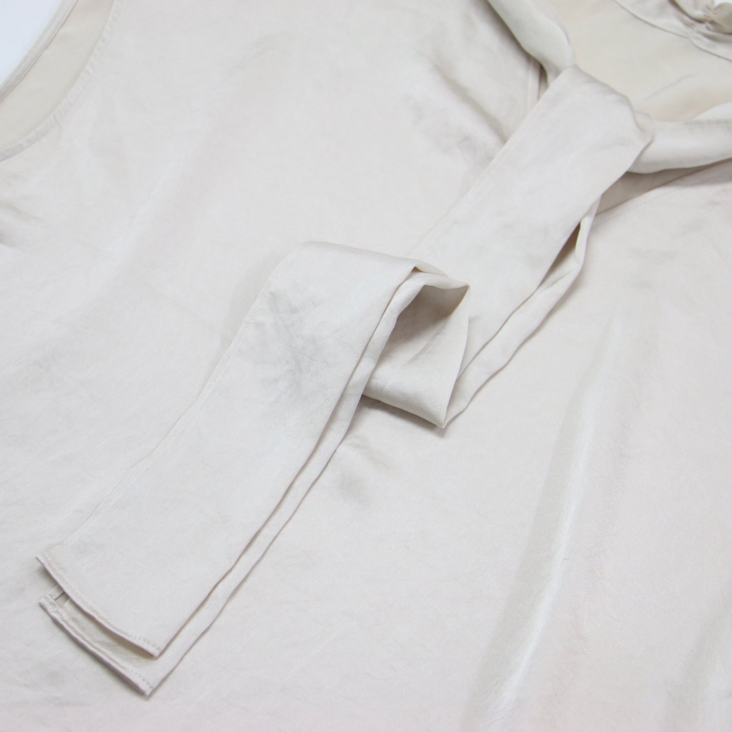 25春夏 ミューズサテン ボウタイ ブラウス / シャツ Vネック フレンチスリーブ スリット サテン