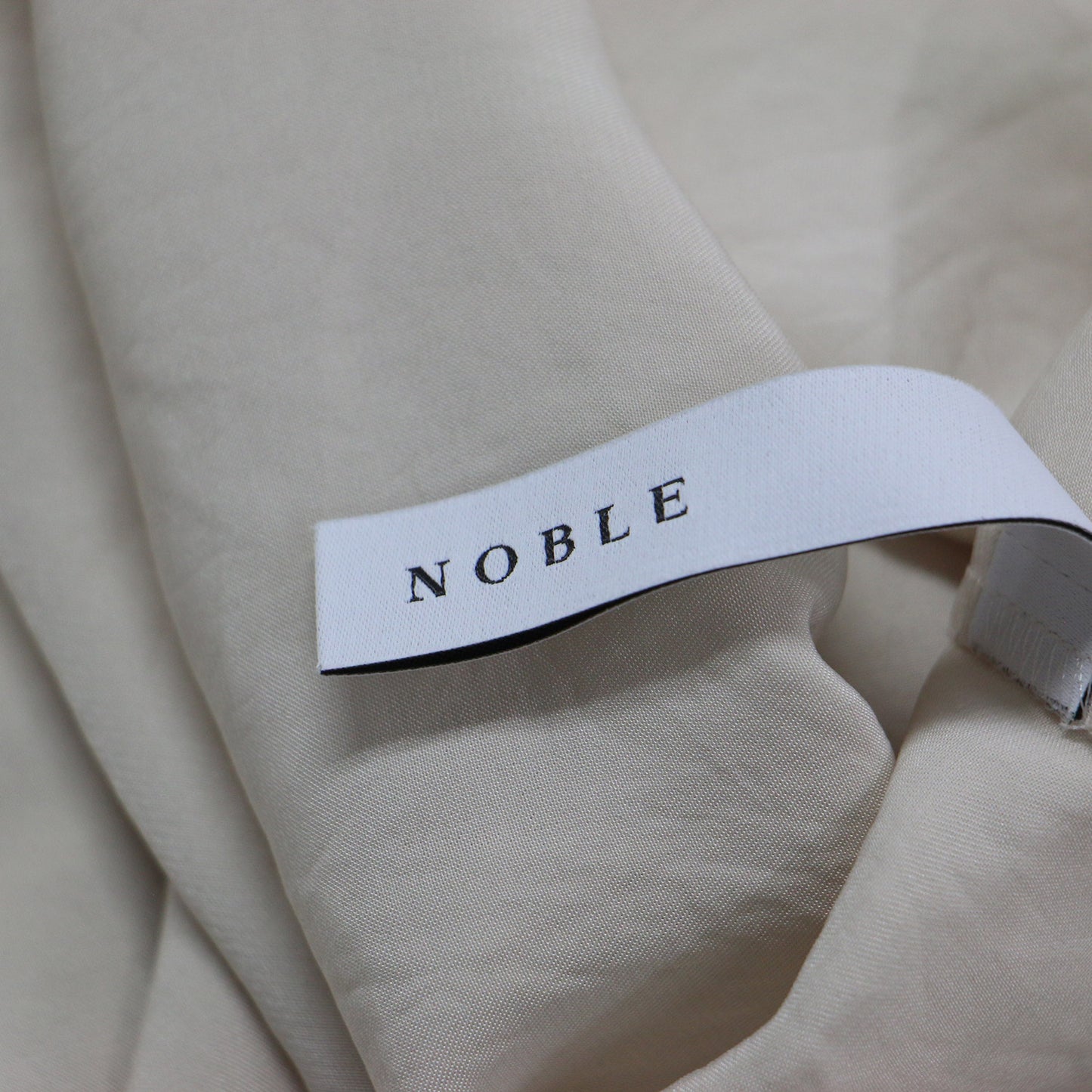 25春夏 ミューズサテン ボウタイ ブラウス / シャツ Vネック フレンチスリーブ スリット サテン