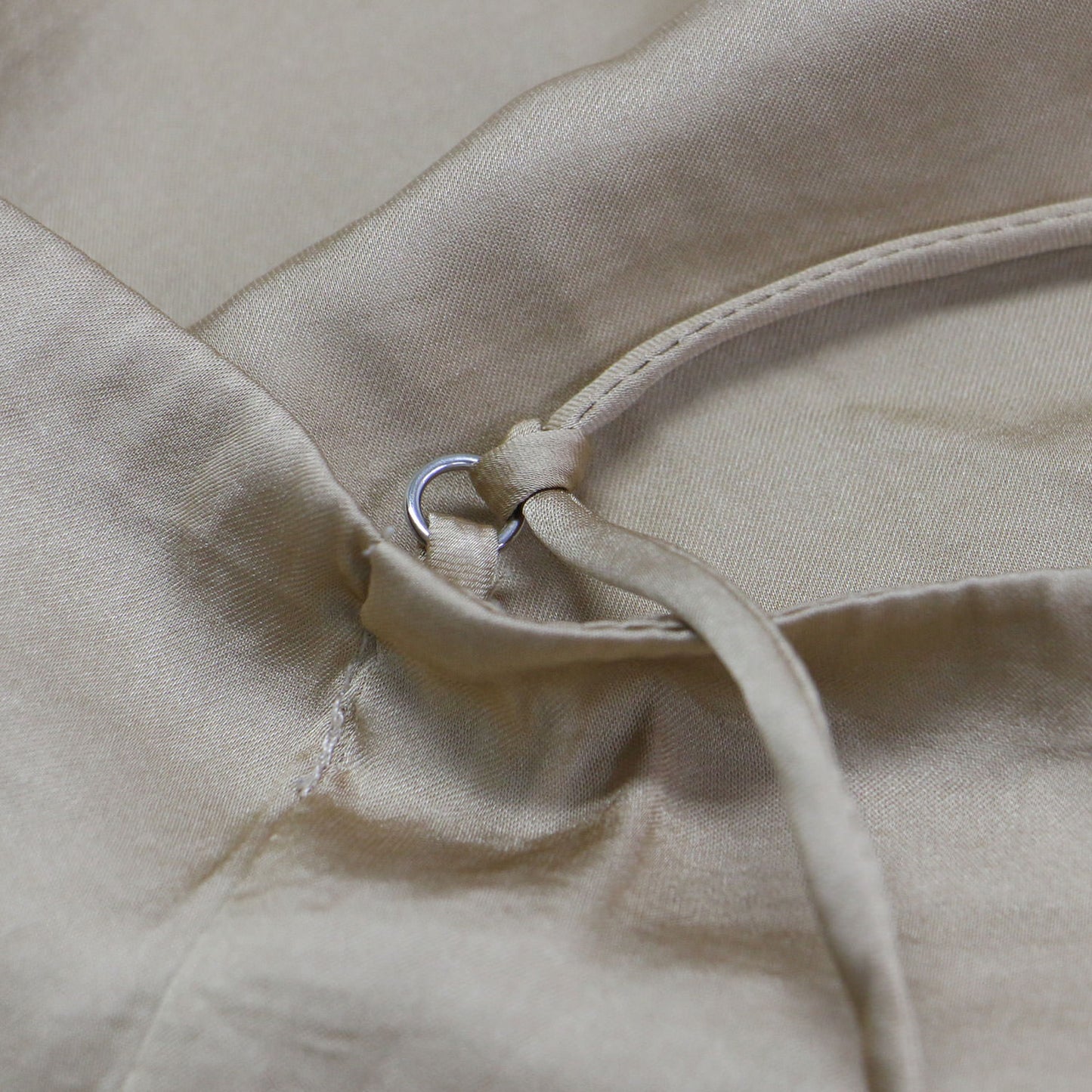 24秋冬 ドレープ サテン キャミソール トップス / DRAPE SATIN CAMISOLE TOPS ブラウス スリット アシンメトリー