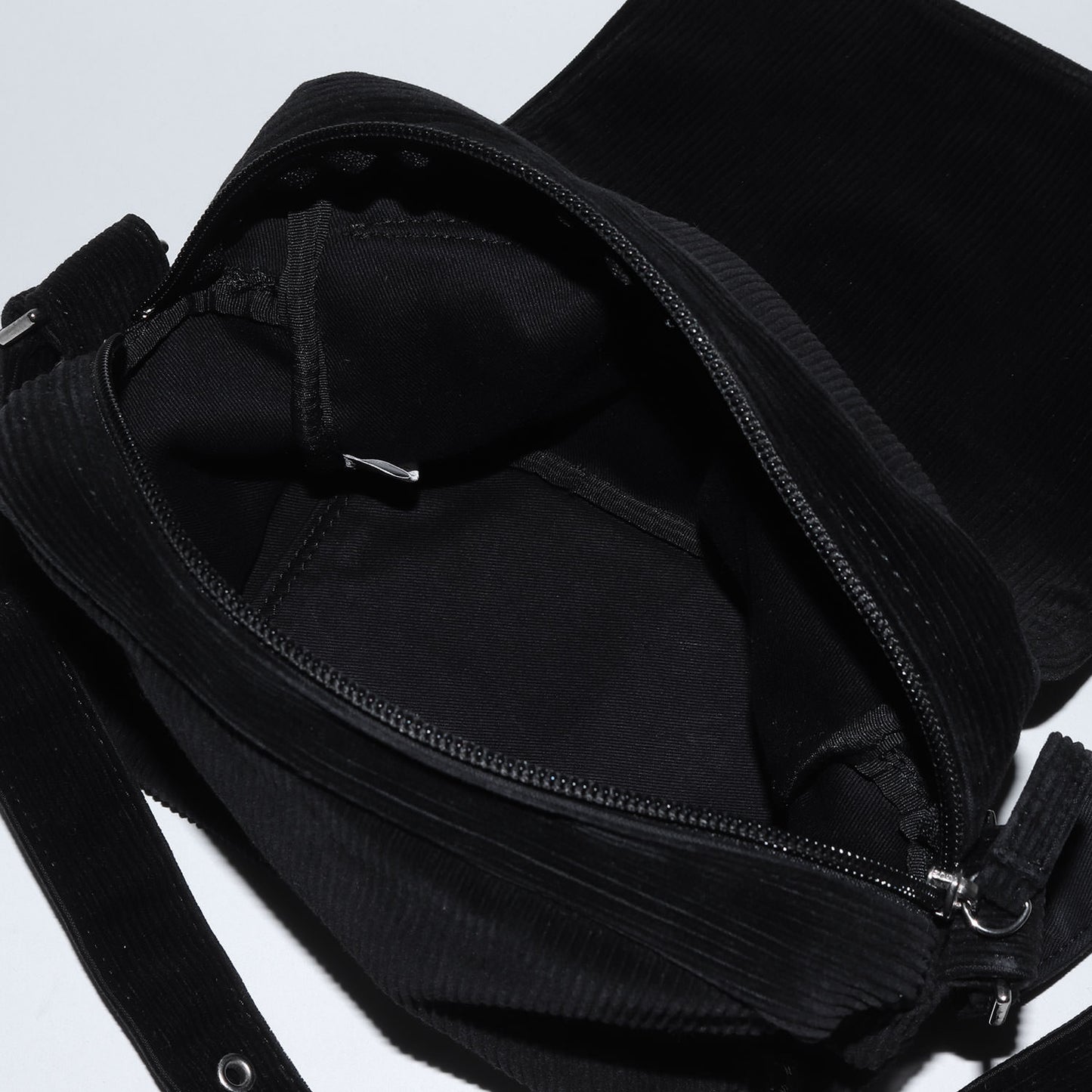 コーデュロイ ショルダーバッグ / クロスボディ 肩掛け メタルボタン ブランドロゴ