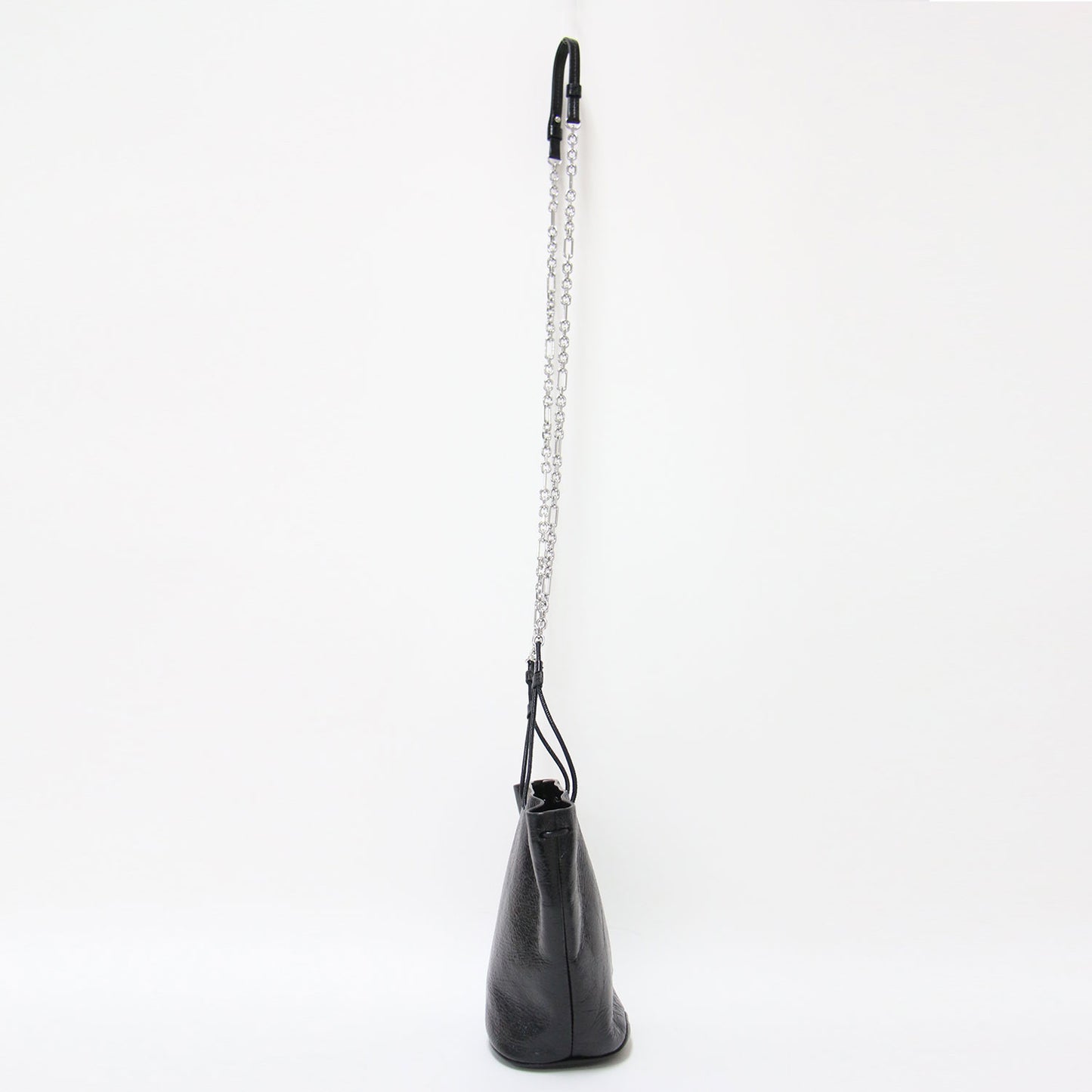 チェーン タビ バケットバッグ / ショルダーバッグ 巾着 肩掛け クロスボディ 刺繍 レザー