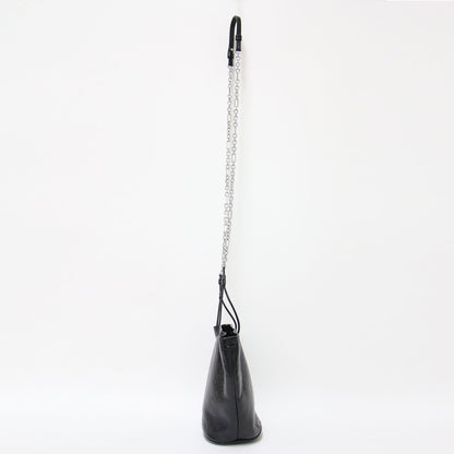 チェーン タビ バケットバッグ / ショルダーバッグ 巾着 肩掛け クロスボディ 刺繍 レザー