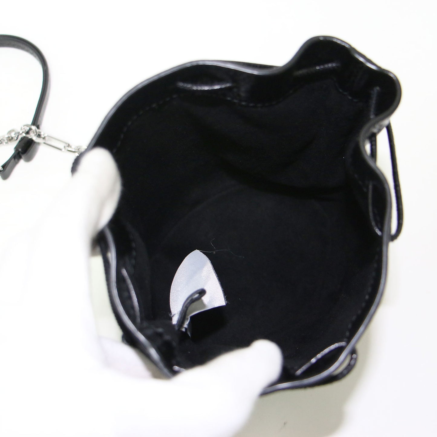 チェーン タビ バケットバッグ / ショルダーバッグ 巾着 肩掛け クロスボディ 刺繍 レザー