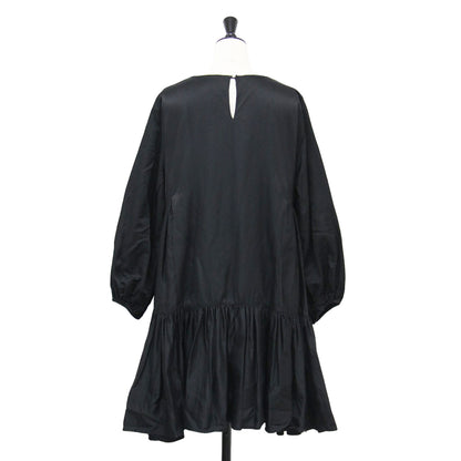 23秋冬 バイワード ギャザースリーブ サテン ティアード ドレス / BYWARD DRESS ワンピース 長袖 膝丈 フレア 日本限定