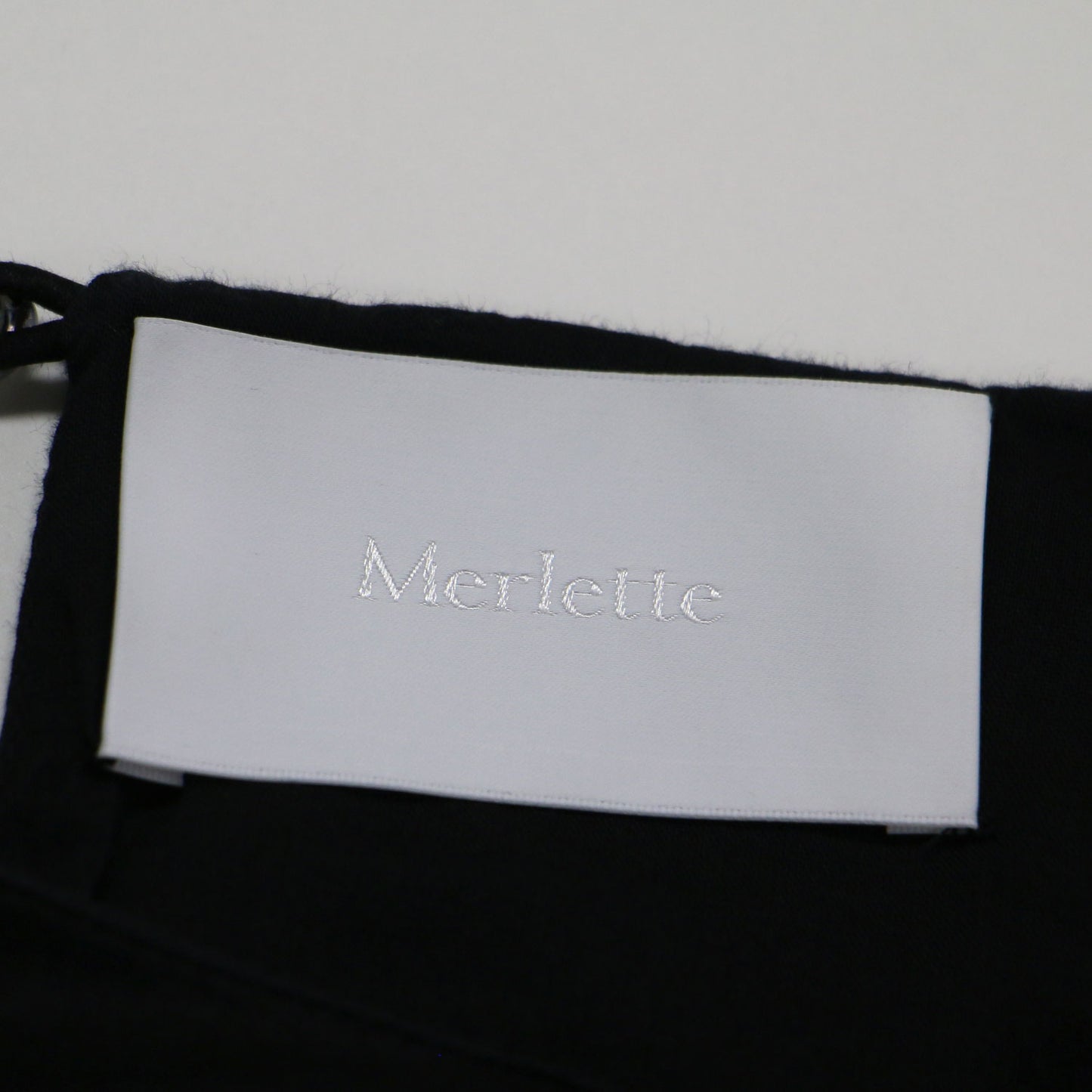 23秋冬 バイワード ギャザースリーブ サテン ティアード ドレス / BYWARD DRESS ワンピース 長袖 膝丈 フレア 日本限定