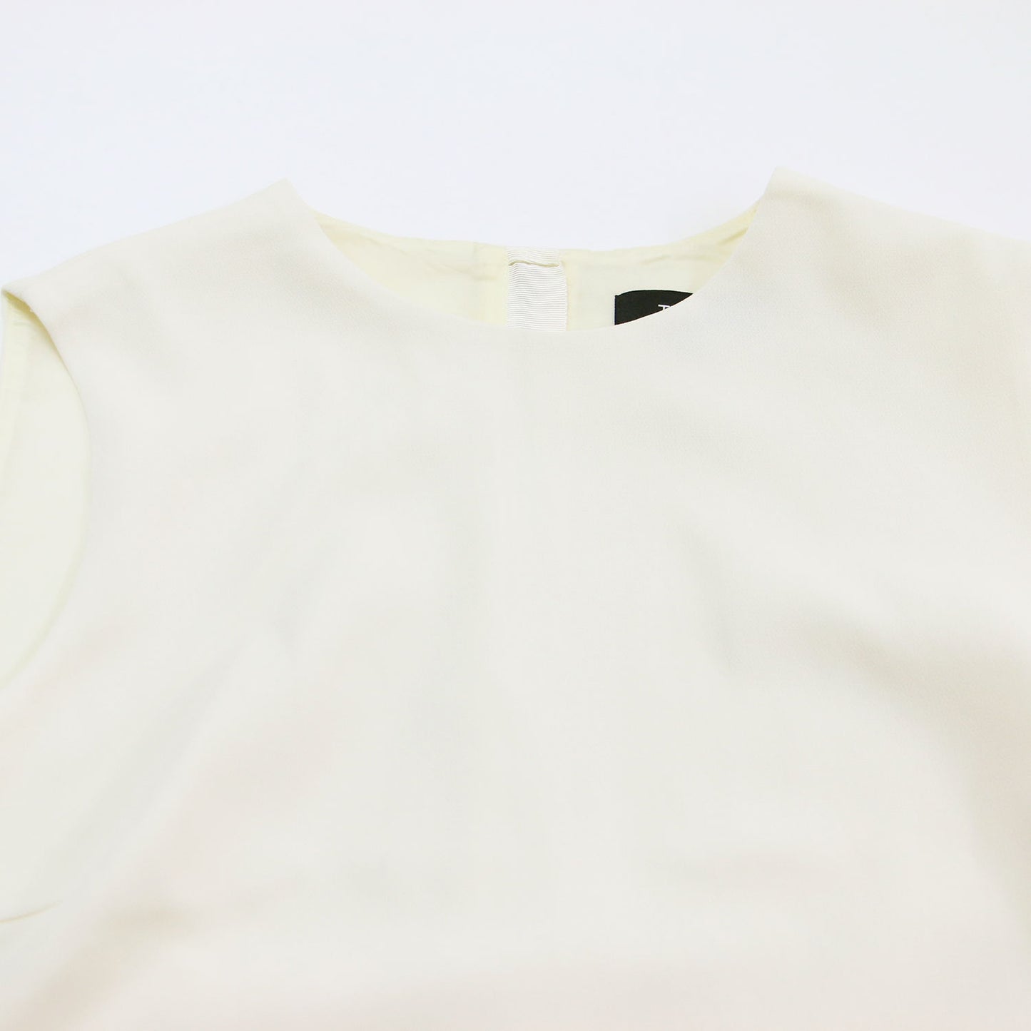 24春夏 バックファスナー ノースリーブ ブラウス / Admiral Crepe SL Clean Shell プルオーバー クルーネック コンパクト スリット