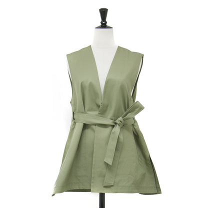 24春夏 コットンギャバジン フレアベルテッドジレ / ベスト Vネック カラーレス ホック ベルト付き スリット