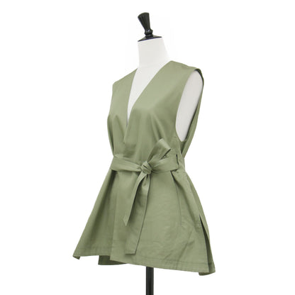 24春夏 コットンギャバジン フレアベルテッドジレ / ベスト Vネック カラーレス ホック ベルト付き スリット