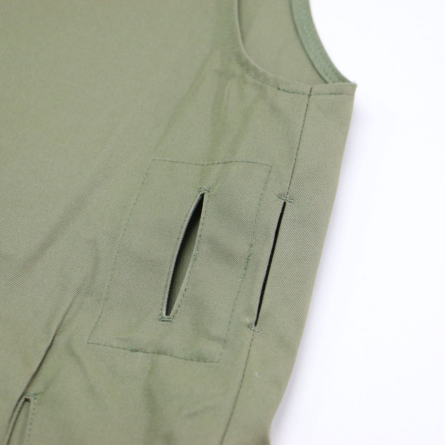 24春夏 コットンギャバジン フレアベルテッドジレ / ベスト Vネック カラーレス ホック ベルト付き スリット