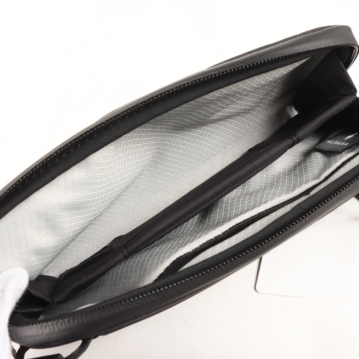 L字ファスナー フライト ポーチ / FLIGHT POUCH ショルダーバッグ マグネットポケット サイレントジッパー 防水加工