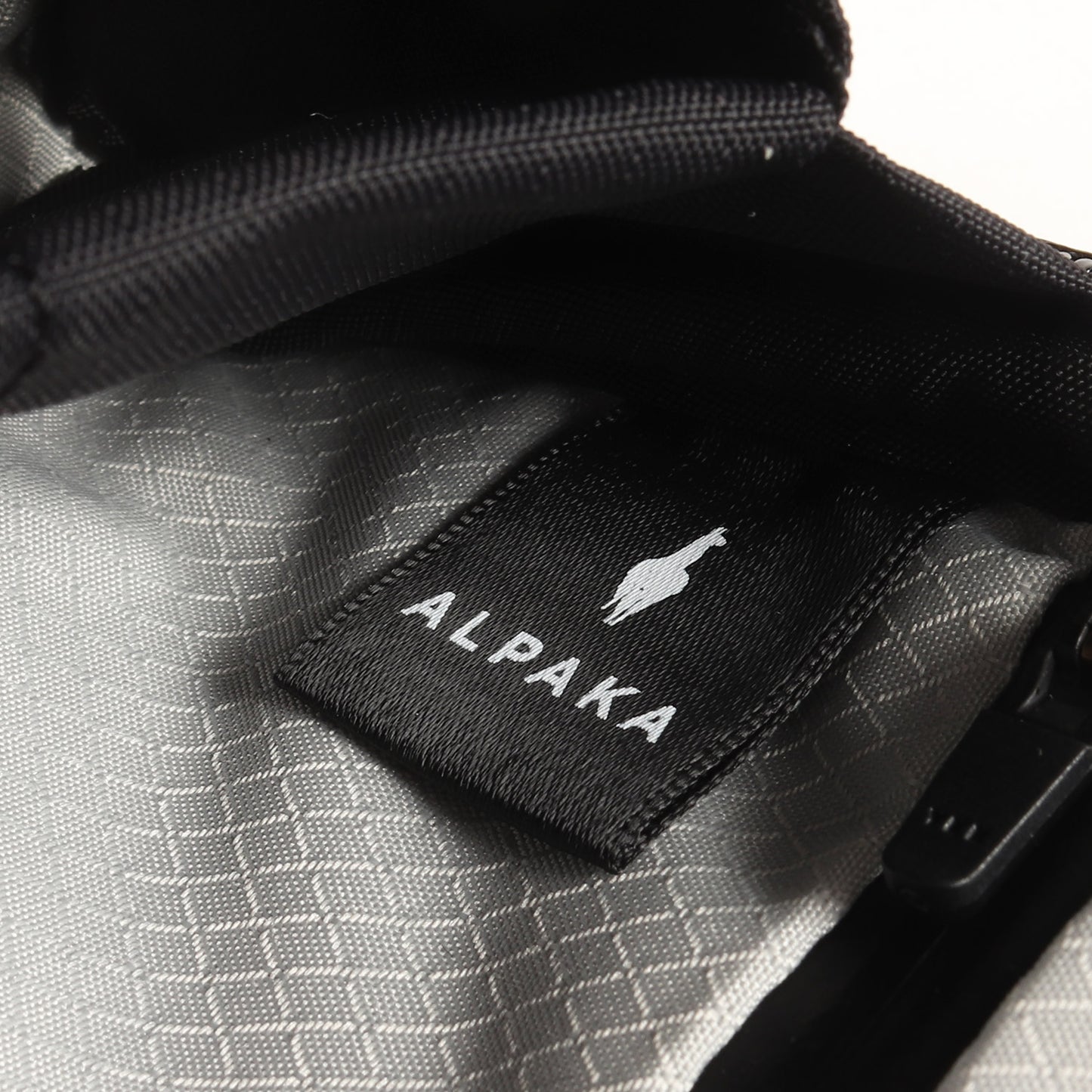 L字ファスナー フライト ポーチ / FLIGHT POUCH ショルダーバッグ マグネットポケット サイレントジッパー 防水加工