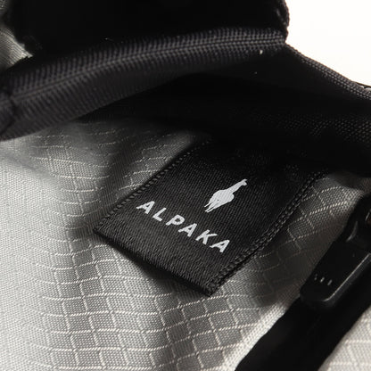L字ファスナー フライト ポーチ / FLIGHT POUCH ショルダーバッグ マグネットポケット サイレントジッパー 防水加工