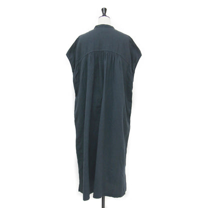 25春夏 スリーブレス ドレス / SLEEVELESS DRESS ワンピース ノースリーブ バンドカラー ワイド ストレートシルエット スリット リネン コットン