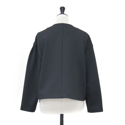 ダンボールジャージー パールボタン ノーカラー ジャケット / ボレロ 長袖 クルーネック ショート丈 タック ウォッシャブル