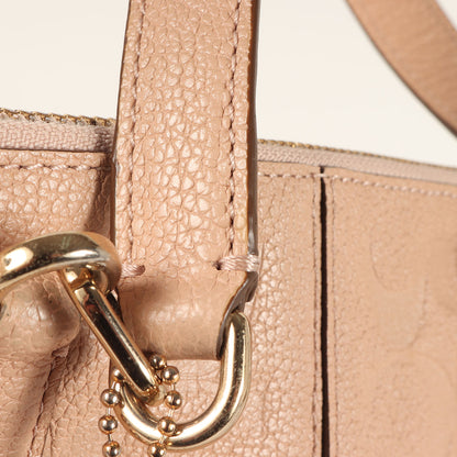 レザー シグネチャー 2WAY ハンドバッグ / ショルダーバッグ 肩掛け クロスボディ ロゴ メタルチャーム