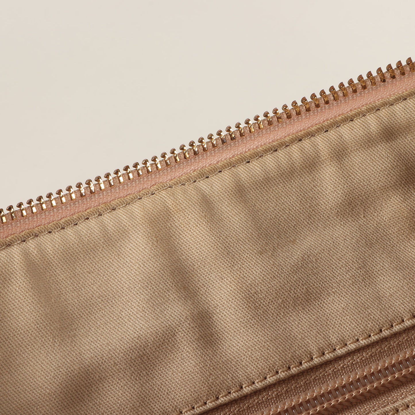 レザー シグネチャー 2WAY ハンドバッグ / ショルダーバッグ 肩掛け クロスボディ ロゴ メタルチャーム