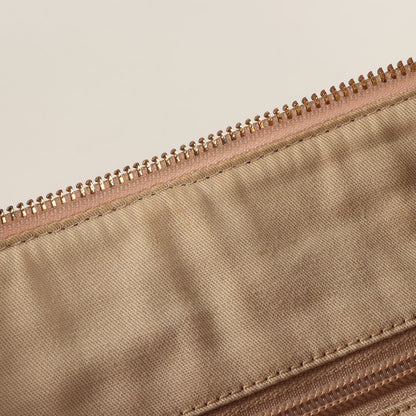 レザー シグネチャー 2WAY ハンドバッグ / ショルダーバッグ 肩掛け クロスボディ ロゴ メタルチャーム