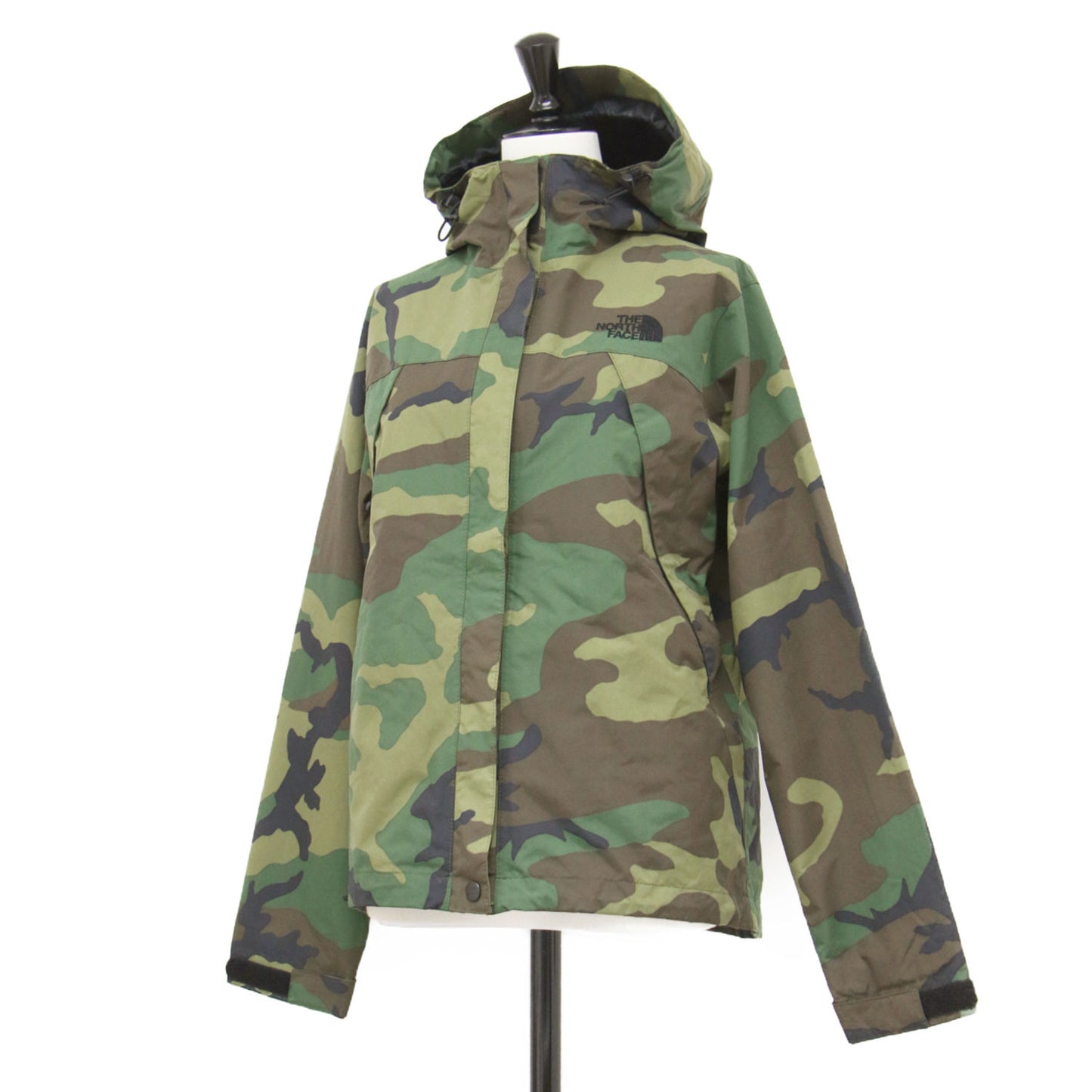 ノベルティー スクープ ジャケット / NOVELTY SCOOP JACKET ブルゾン マウンテンパーカー フード付き ドローコード ベンチレーション 迷彩 ロゴ ナイロン
