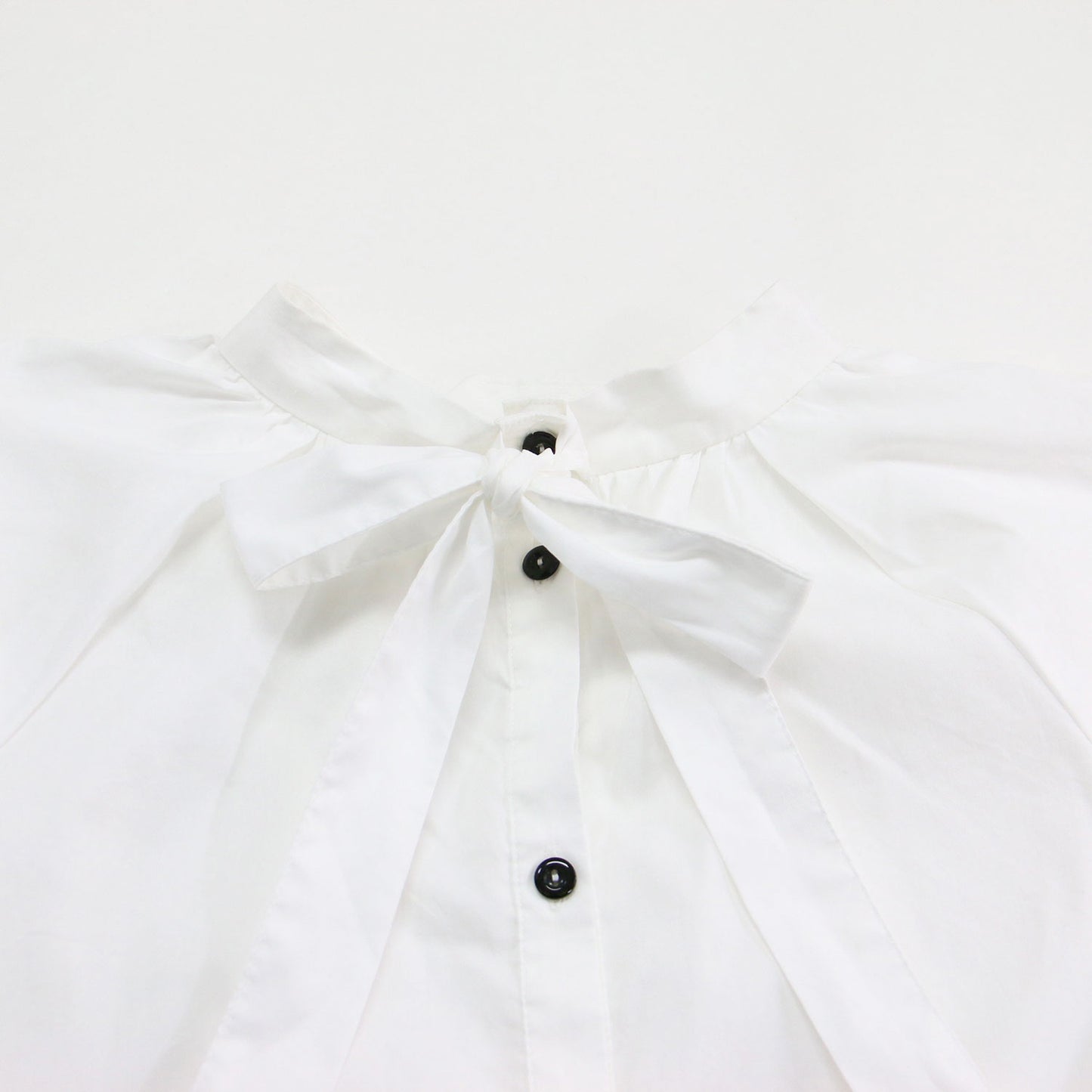 ボウタイ ユーフォ― ブラウス / BowTie UFO Blouse プルオーバー スタンドカラー 半袖 ラグラン 前後2way リボン ギャザー コットン