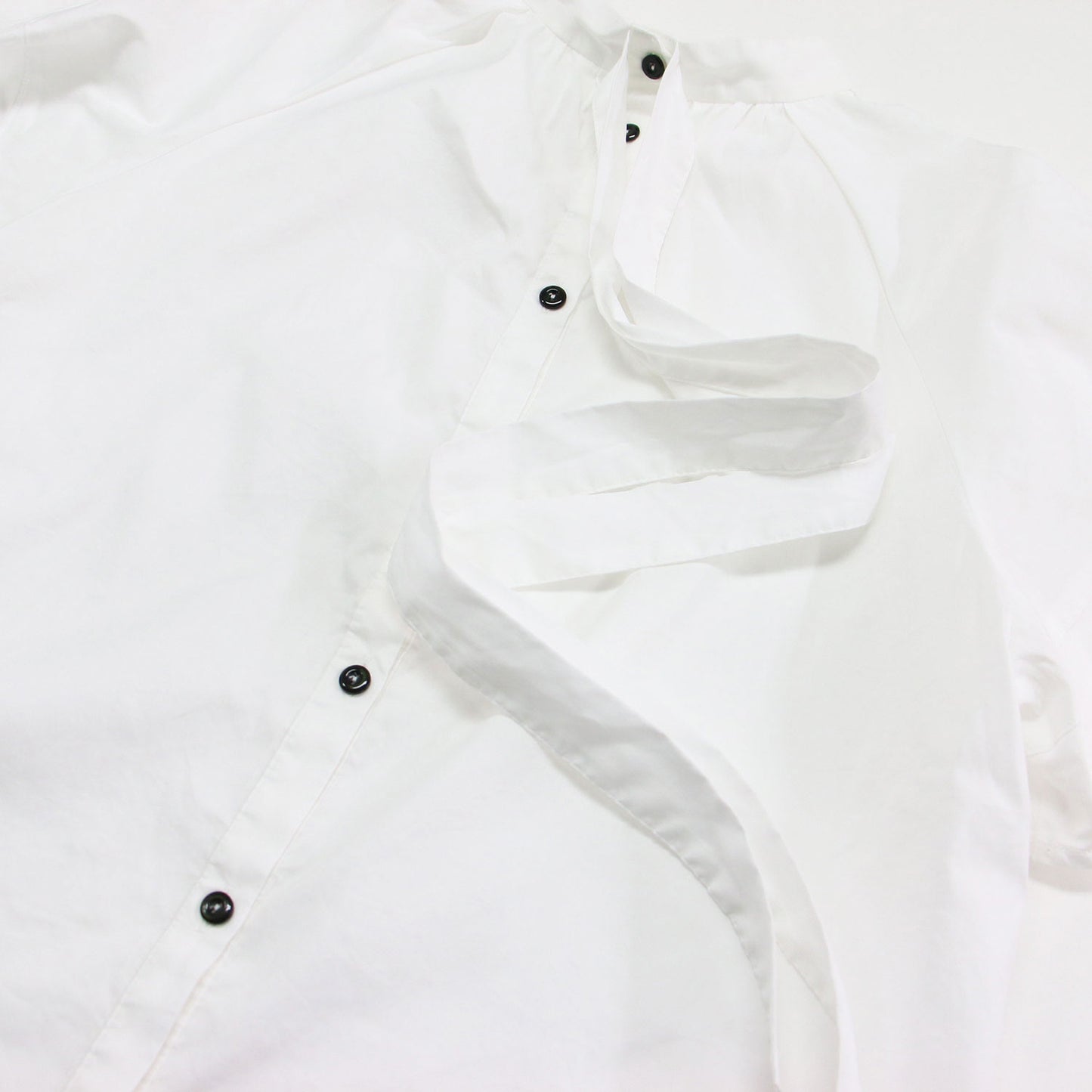 ボウタイ ユーフォ― ブラウス / BowTie UFO Blouse プルオーバー スタンドカラー 半袖 ラグラン 前後2way リボン ギャザー コットン