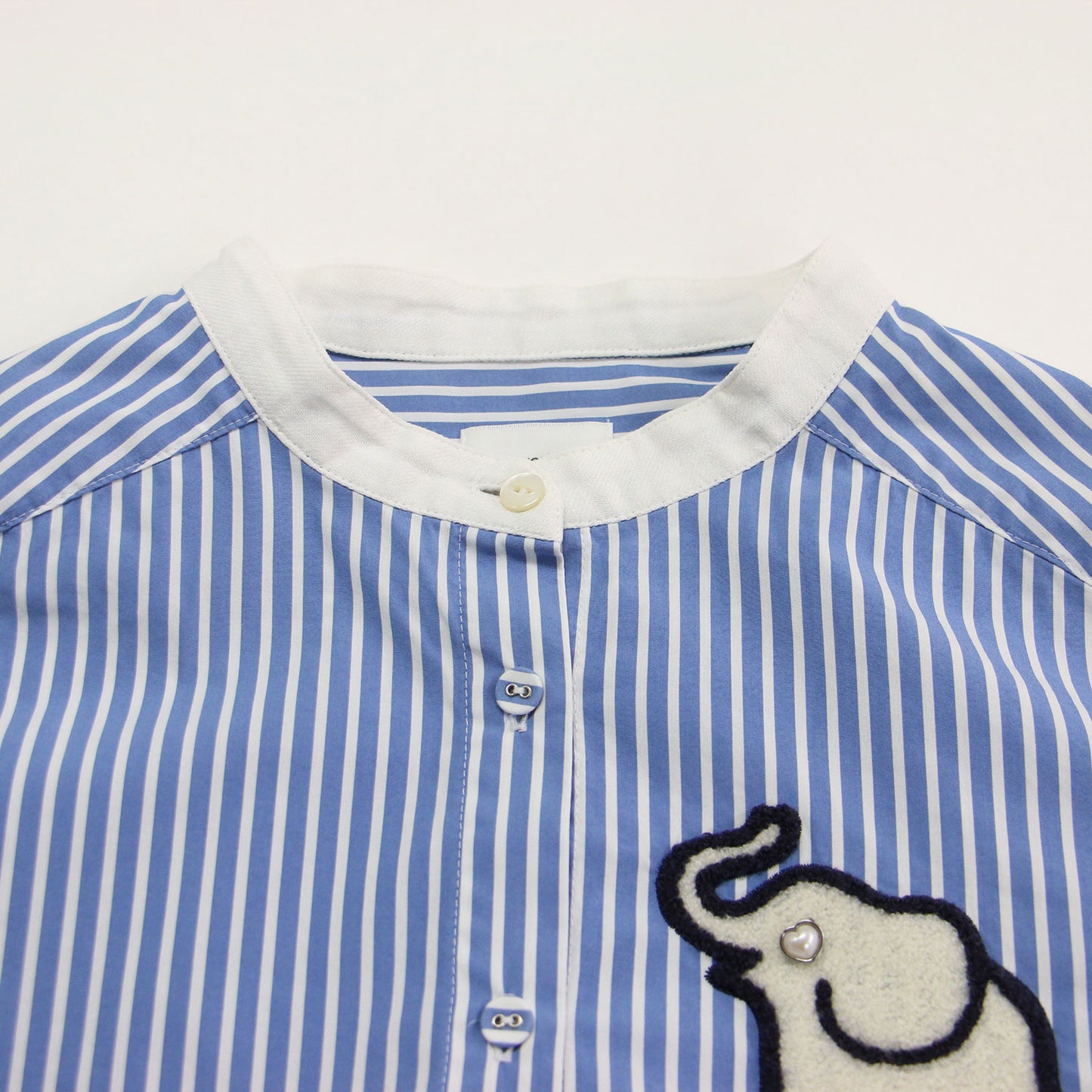 象ワッペン バンドカラー ストライプシャツ / ブラウス 長袖 スリット ラウンドヘム コットン