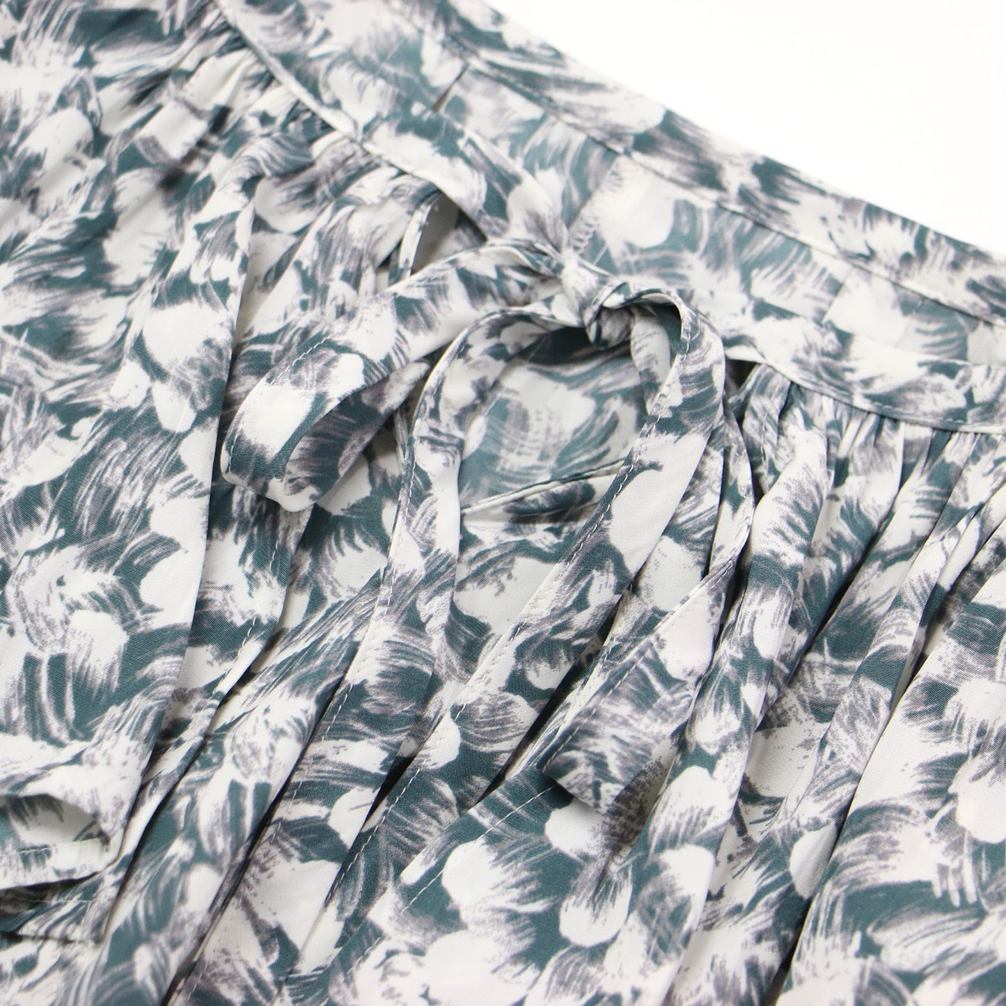 21秋冬 ビッグフリルカラー ブラウス / プルオーバー 長袖 ボウタイ 総柄 リボン タック