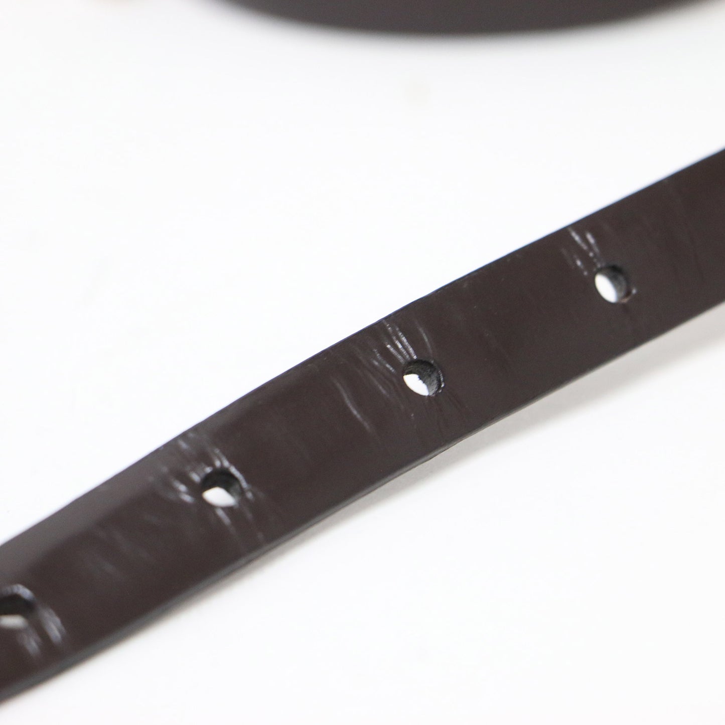 レザー バックル ベルト / ブランドロゴ 刻印