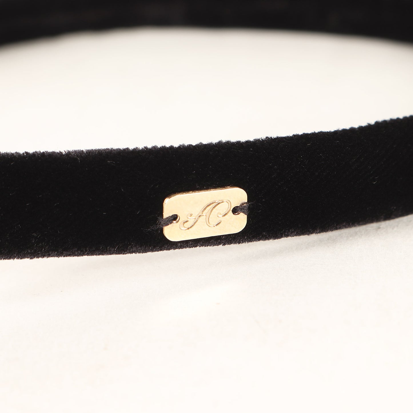 ヴェルベット リボン ヘッドバンド / カチューシャ ゴールドプレート ブランドロゴ