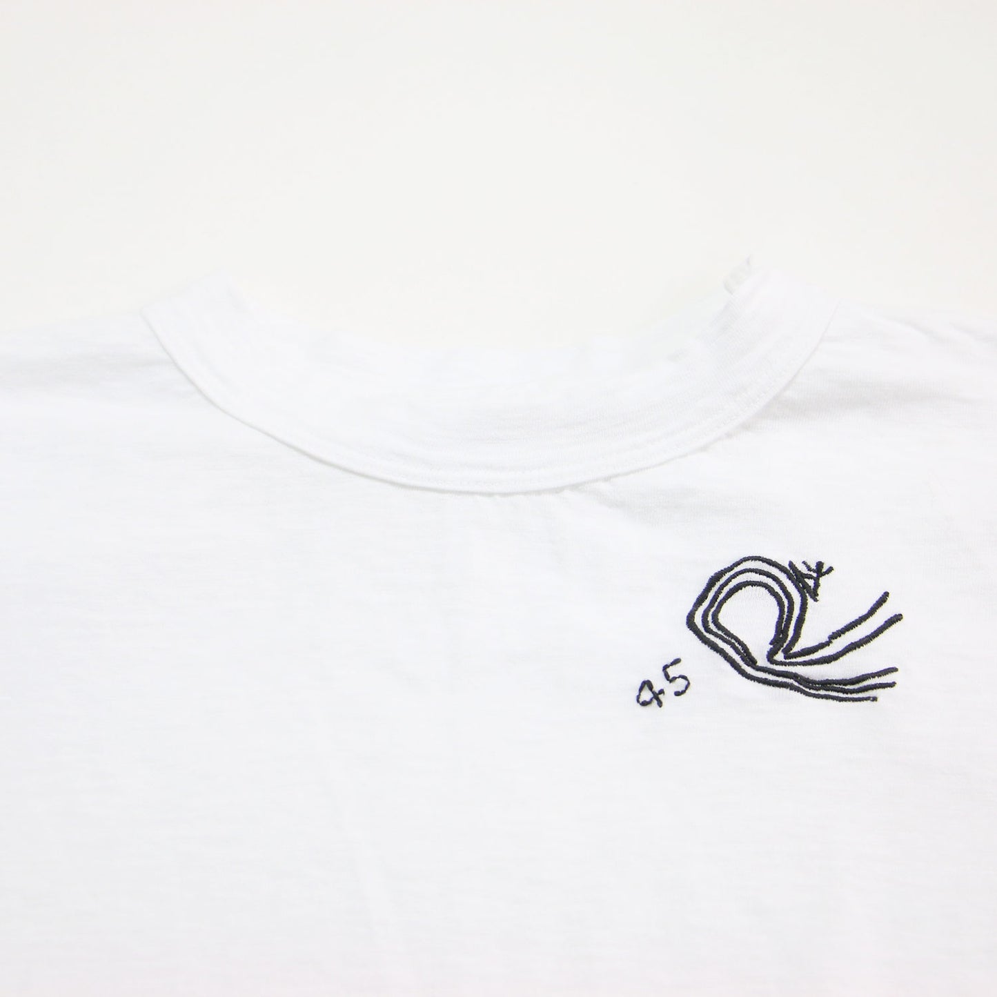 Rウェーブアイアン刺繍の908Tシャツ / カットソー 半袖 クルーネック ロゴ コットン