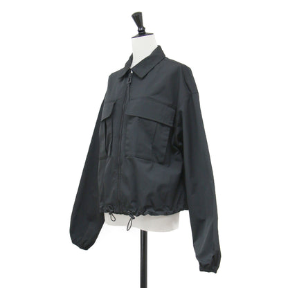 リラックスクロップドフィット ナイロン ジャケット / 長袖 ジップアップ スタンドカラー ロゴ