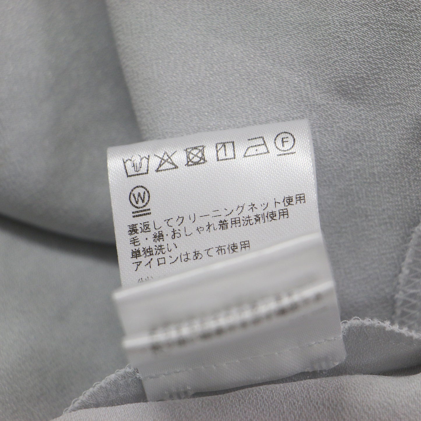 25春夏 サテン ロングスリーブブラウス / Elba Satin Cali Blouse プルオーバー クルーネック スリット