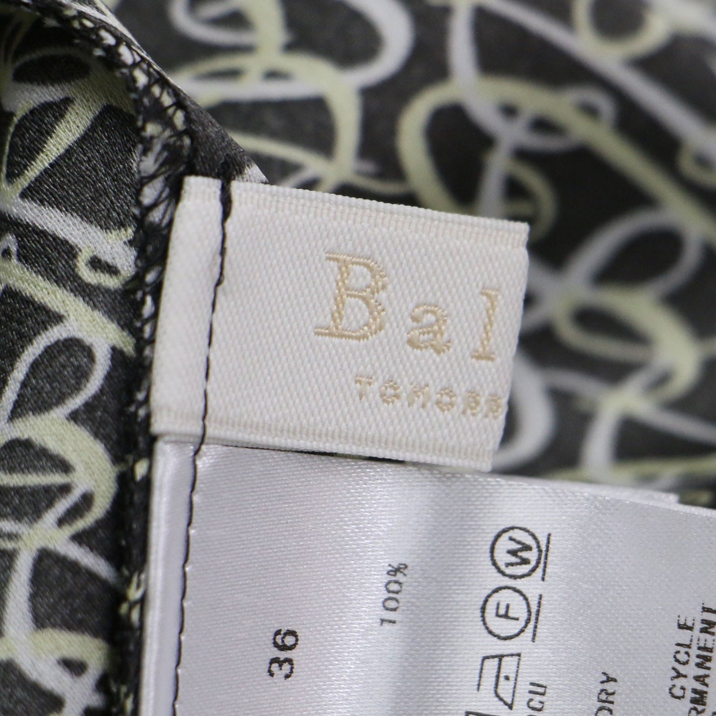 24秋冬 BBカリグラフィプリント ボウタイワンピース / ドレス 長袖 シャツカラー ミディ丈 リボン 総柄 ギャザー