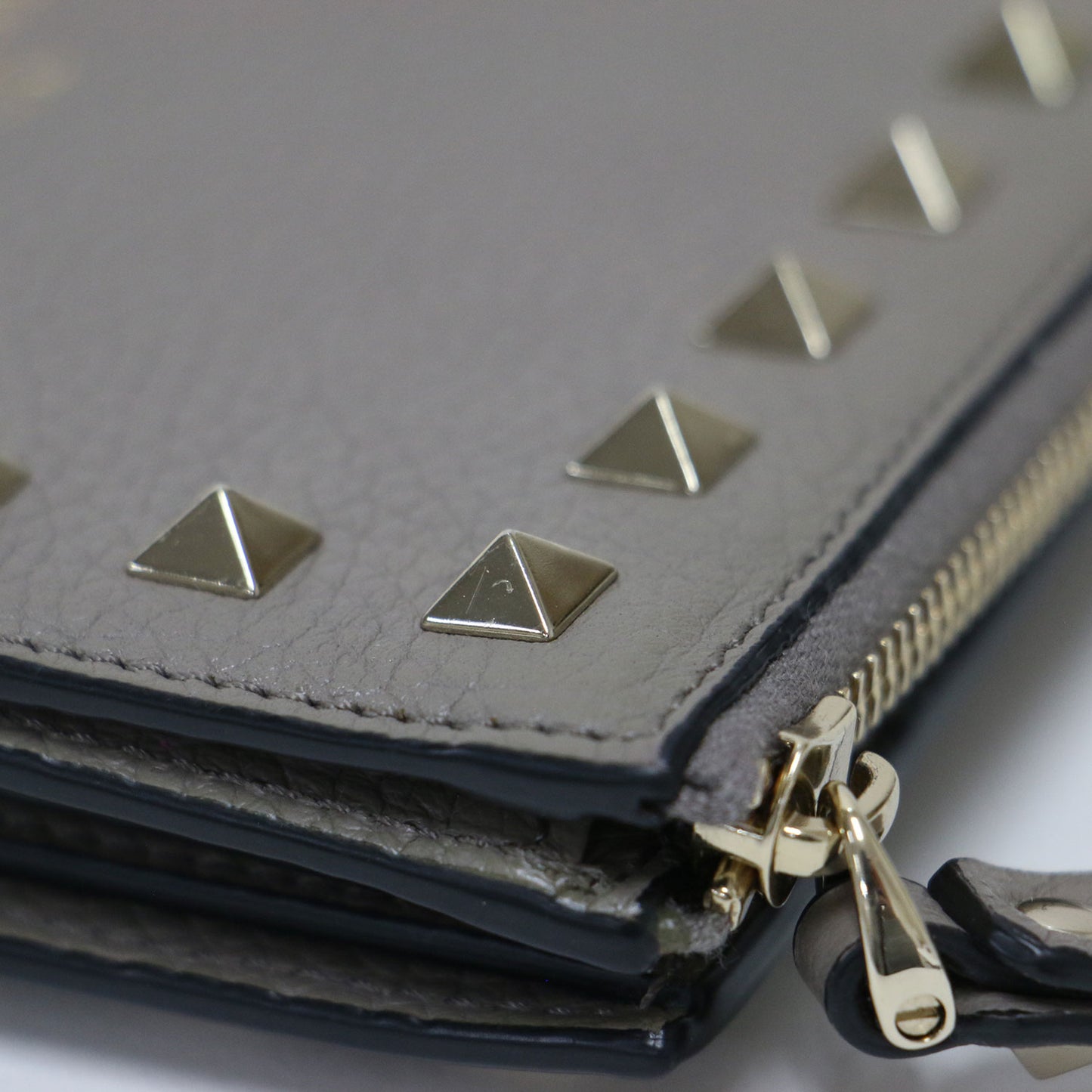ロックスタッズ 二つ折り財布 / 短財布 ファスナー ブランドロゴ 牛革