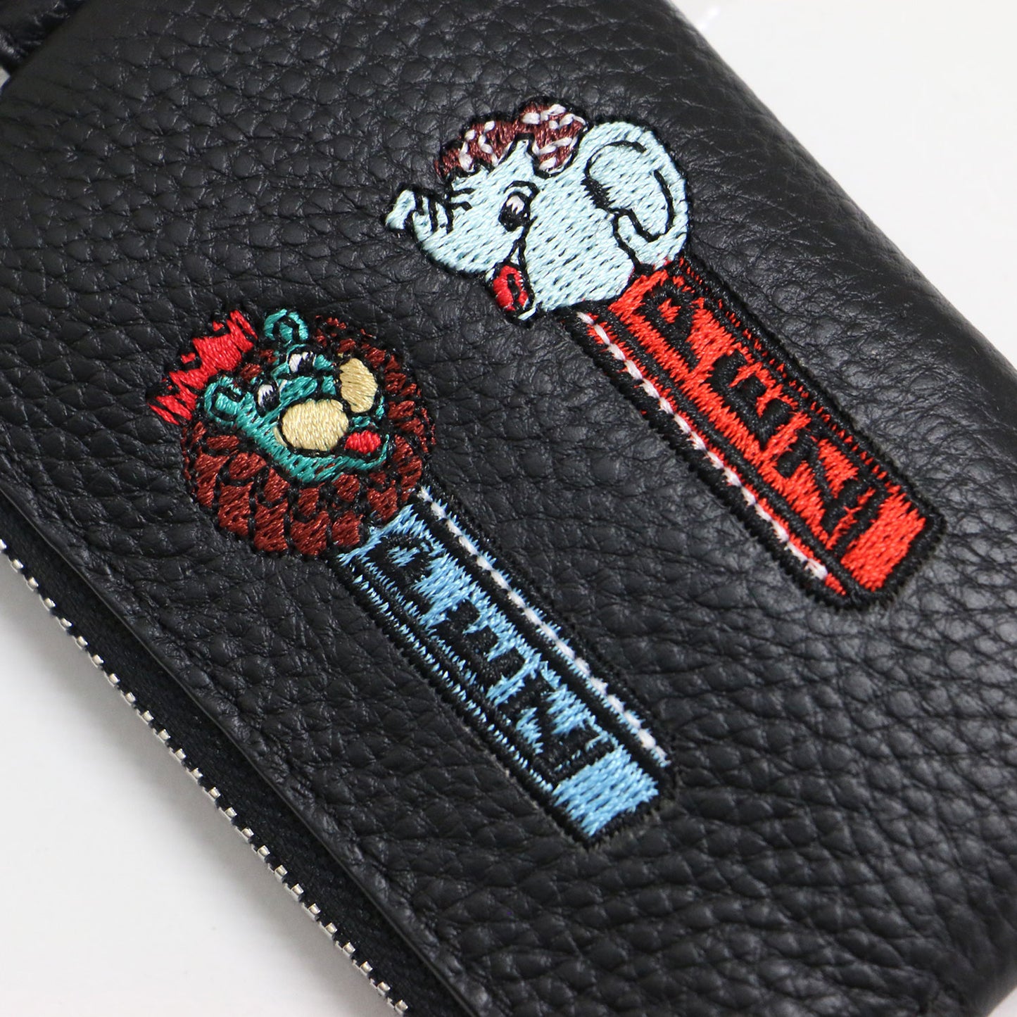 ✕ PEZ レザー モバイルストラップ ショルダー / WEB限定追加 ポーチ ZOO柄 ロゴ 刺繍 ユニセックス