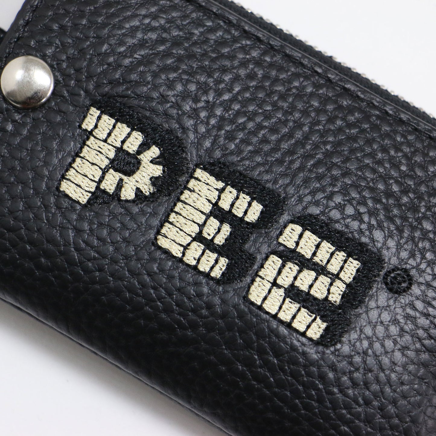 ✕ PEZ レザー モバイルストラップ ショルダー / WEB限定追加 ポーチ ZOO柄 ロゴ 刺繍 ユニセックス
