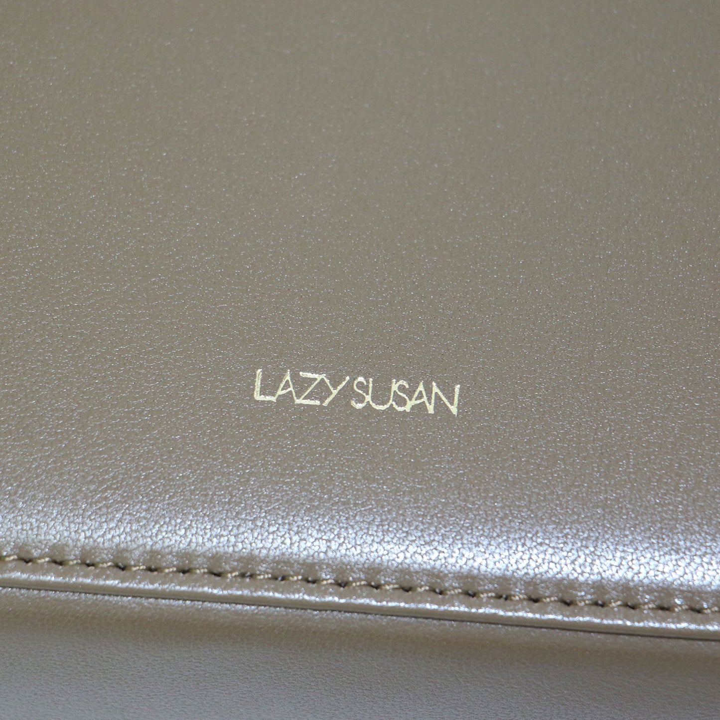 ボックスムース ショルダーバッグ / クロスボディ 斜め掛け スクエア カードポケット ゴールド金具