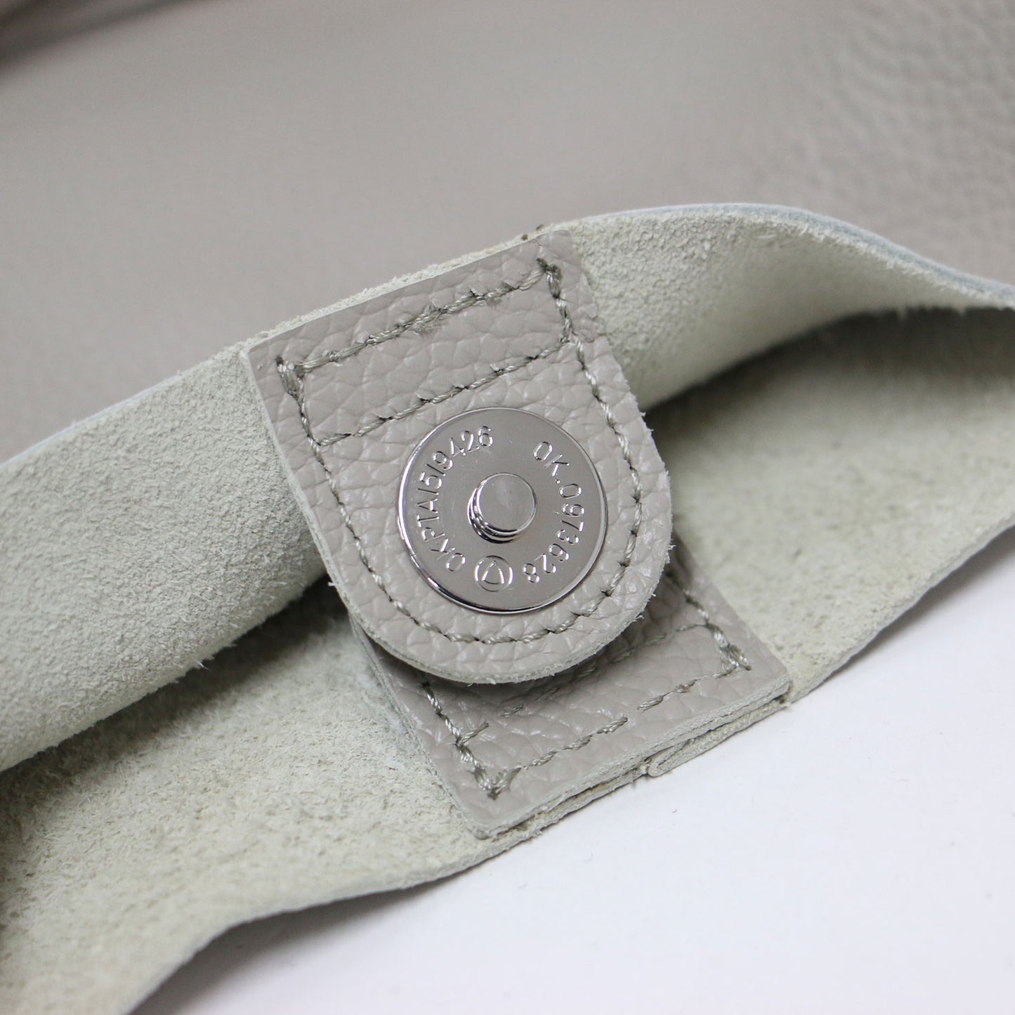 サイドタッセル ショルダーバッグ / トートバッグ 肩掛け 斜め掛け 縦型 レザー