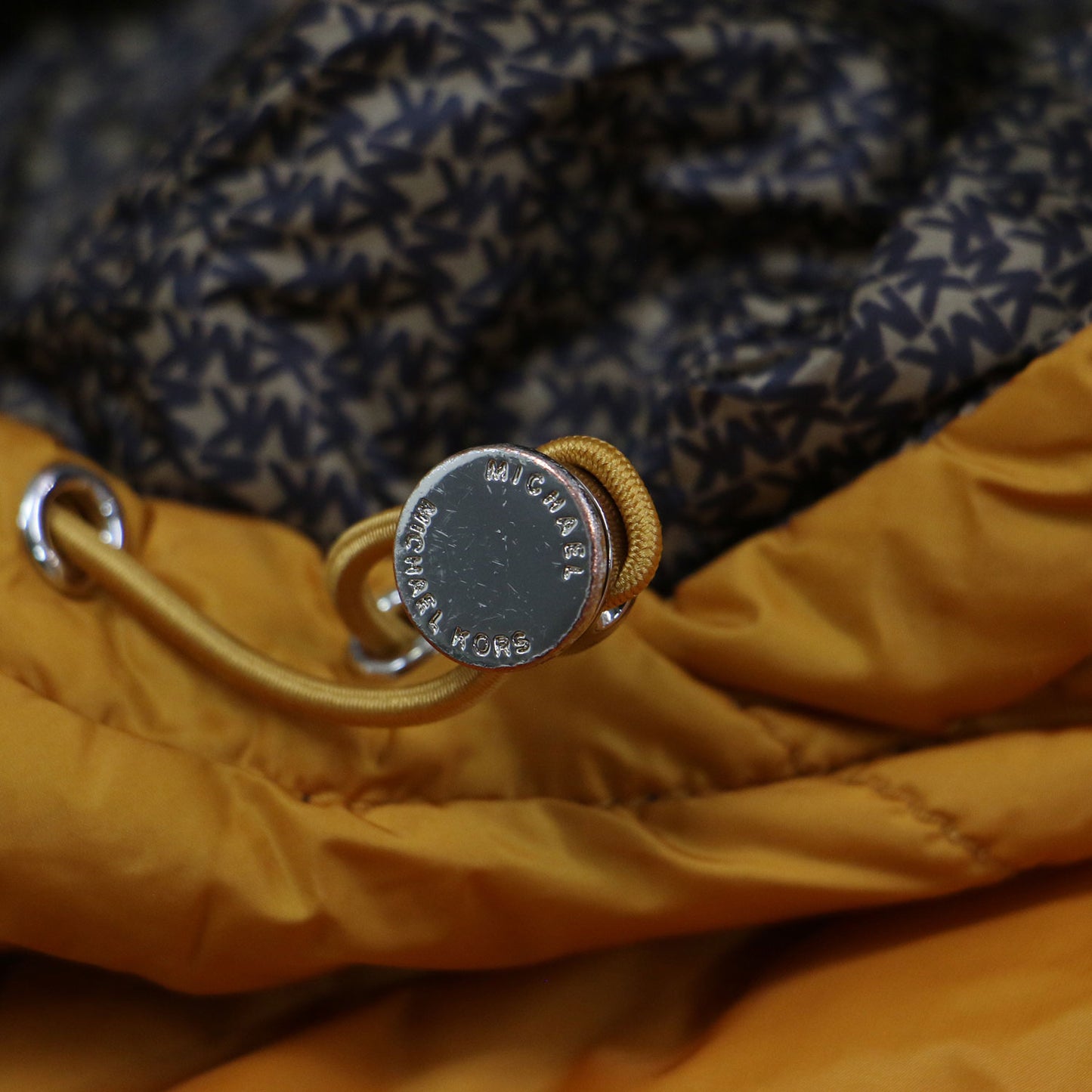 22秋冬 リバーシブル ダウン ジャケット / ブルゾン ショート丈 フード付き MKロゴ