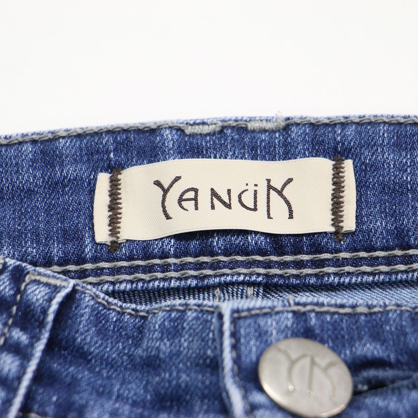 スリムテーパード デニムパンツ / RUTH ミッドライズ レザーパッチ ストレッチ 刺繍