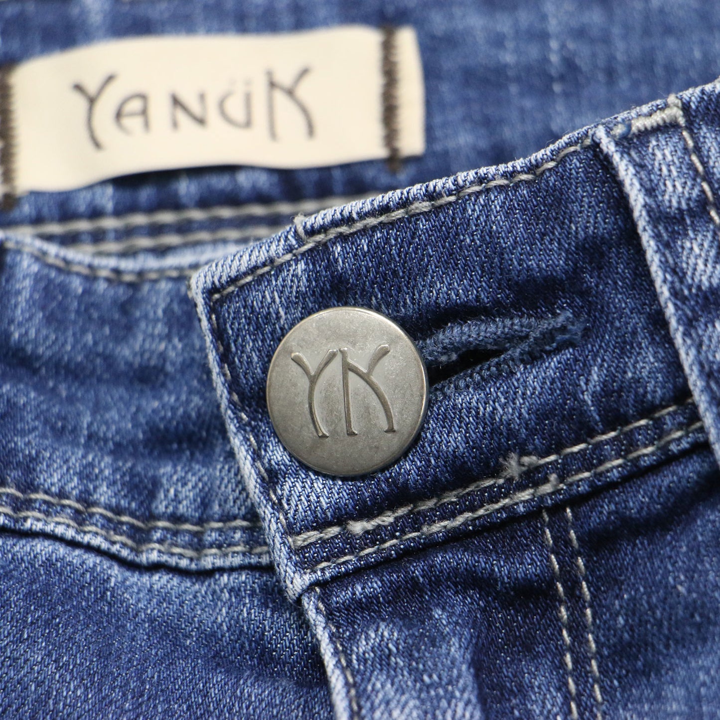 スリムテーパード デニムパンツ / RUTH ミッドライズ レザーパッチ ストレッチ 刺繍