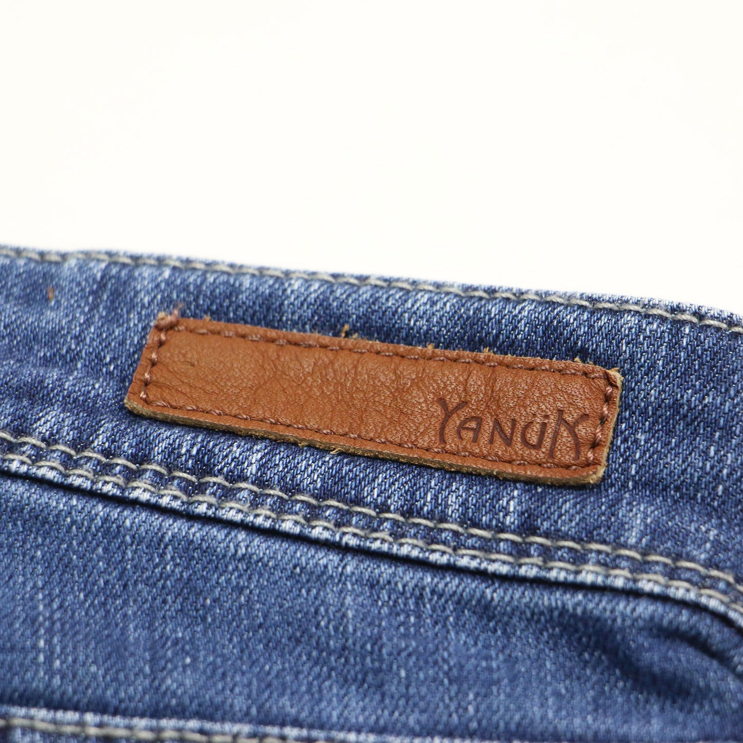 スリムテーパード デニムパンツ / RUTH ミッドライズ レザーパッチ ストレッチ 刺繍