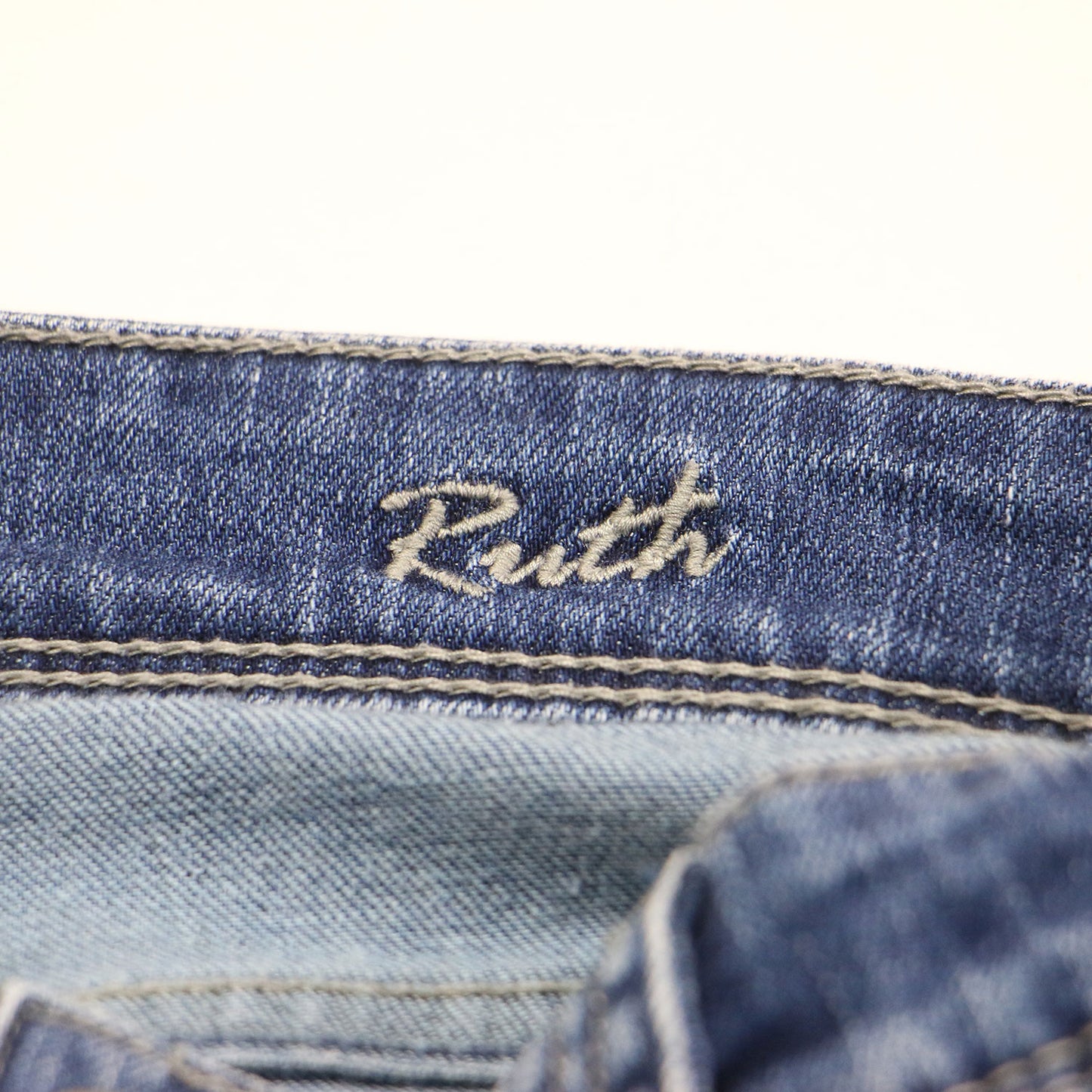 スリムテーパード デニムパンツ / RUTH ミッドライズ レザーパッチ ストレッチ 刺繍