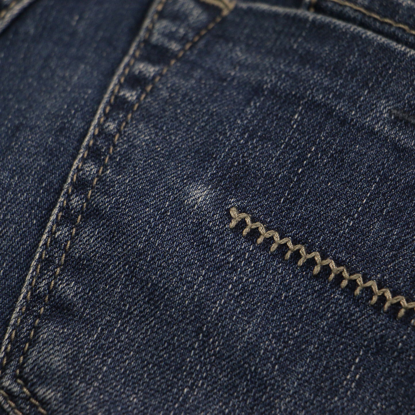 スリムテーパード デニムパンツ / RUTH ミッドライズ レザーパッチ ストレッチ 刺繍