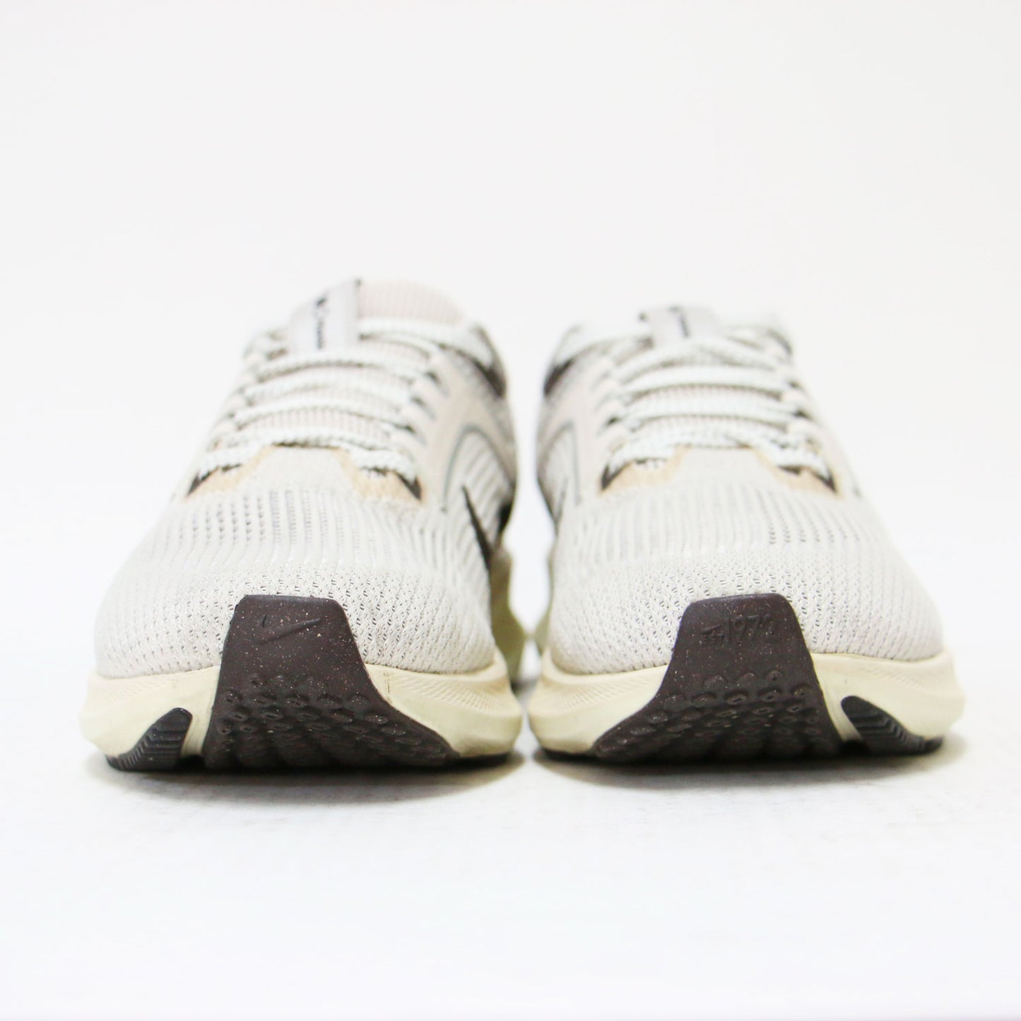 エア ズーム ペガサス 40 プレミアム スニーカー / Air Zoom Pegasus 40 PRM FZ3743-104 ランニングシューズ ローカット クッショニング エンジニアードメッシュ ロゴ